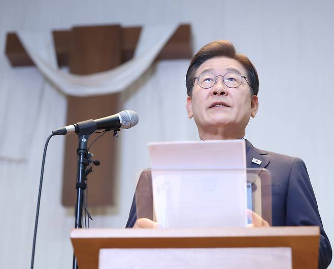 이재명 더불어민주당 대선 후보가 2일 경기 성남시 수정구 성남주민교회에서 기자회견을 하고 있다. [연합]