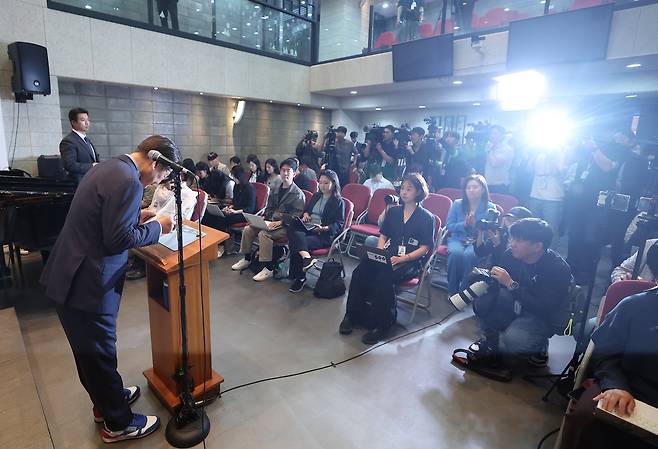 이재명 더불어민주당 대선 후보가 2일 경기 성남시 수정구 성남주민교회에서 기자회견을 하고 있다. [연합]