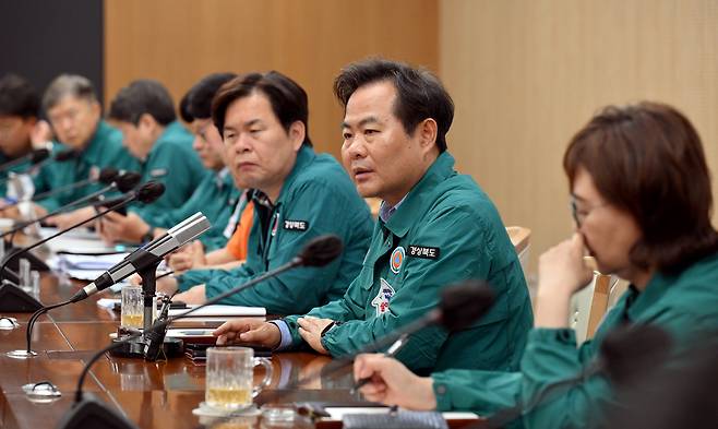 김학홍 경북도 행정부지사가 2일 오전 확대간부회의를 주재하고 있다.[경북도 제공]