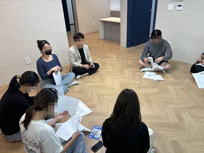 지난 28일 서울청년센터 강북의 ‘보여줘 강북홈즈’에 참여한 청년들이 한 빌라에서 집 볼 때 확인해야 할 점에 대해 듣고 있다. 김희량 기자