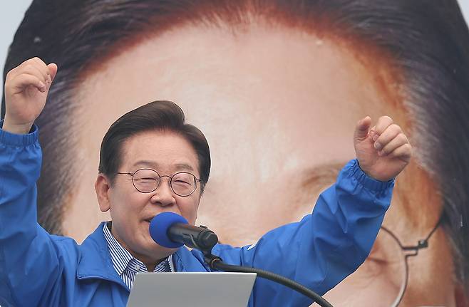 이재명 더불어민주당 대선후보가 선거를 하루 앞둔 2일 서울 강북구 북서울꿈의숲 서문광장에서 시민들에게 지지를 호소하고 있다. [연합]