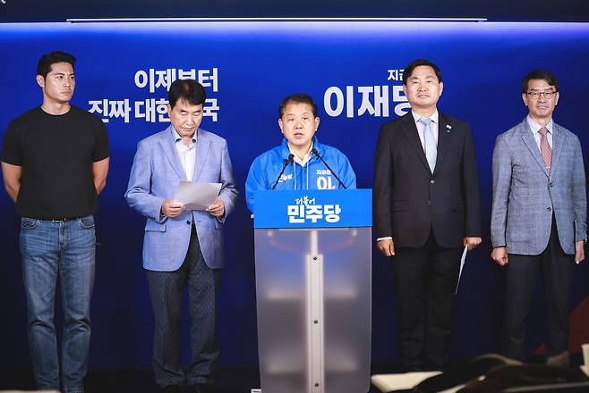 더불어민주당 중앙선대위 스마트국방위원회 소속 국군방첩사령부와 수도방위사령부, 육군특수전사령부, 정보사령부 예비역들은 6·3 대선을 하루 앞둔 2일 기자회견을 열고 투표와 이재명 대선후보 지지를 호소했다. [김병주 의원실 제공]