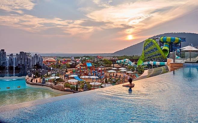 노을진 제주신화월드 스카이풀의 정취