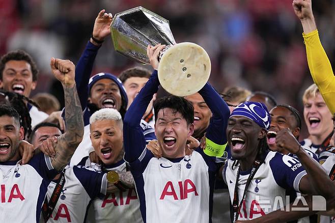 [빌바오=AP/뉴시스] 토트넘 홋스퍼의 손흥민이 지난달 21일(현지 시간) 스페인 빌바오의 산 마메스 스타디움에서 열린 2024-25 유럽축구연맹(UEFA) 유로파리그(UEL)에서 우승한 뒤 동료들과 함께 트로피를 들어 올리고 있다. 토트넘은 결승전에서 맨체스터 유나이티드를 1-0으로 꺾고 우승을 차지했으며, 손흥민은 생애 첫 우승컵을 들어 올렸다. 2025.05.22.
