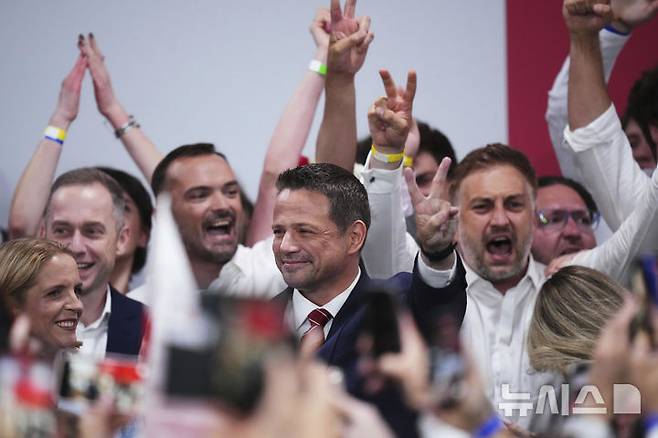 [바르샤바=AP/뉴시스]1일(현지 시간) 폴란드 바르샤바에서 시민플랫폼(PO)의 라파우 트샤스코프스 대선 후보가 자신의 지지자들에게 인사하고 있다. 2025.06.02.