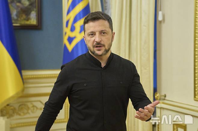 [키이우=AP/뉴시스] 볼로디미르 젤렌스키 우크라이나 대통령이 지난달 19일(현지 시간) 키이우에서 기자회견하고 있다. 2025.06.02.