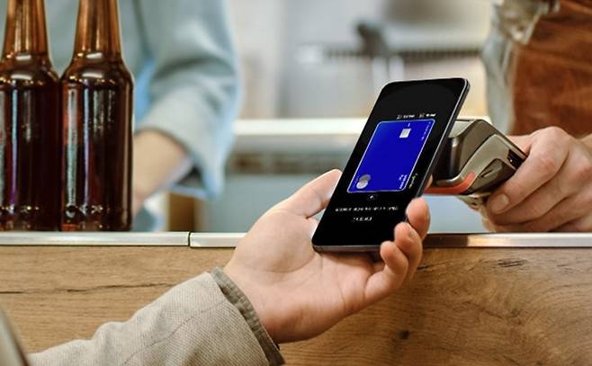 [서울=뉴시스] 삼성페이로 오프라인 매장에서 결제를 진행하고 있는 모습. (사진=삼성전자) *재판매 및 DB 금지