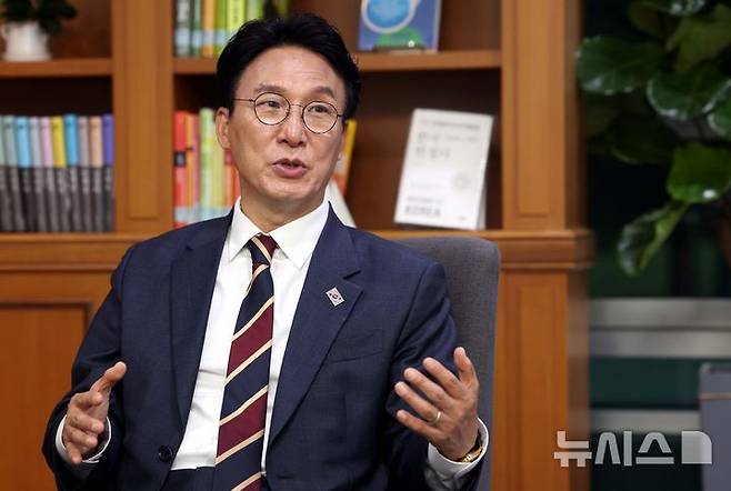 [서울=뉴시스] 조성봉 기자= 김민석 더불어민주당 상임 공동선거대책위원장이 19일 서울 여의도 국회 의원회관에서 뉴시스와 인터뷰를 하고 있다. 2025.05.20. suncho21@newsis.com