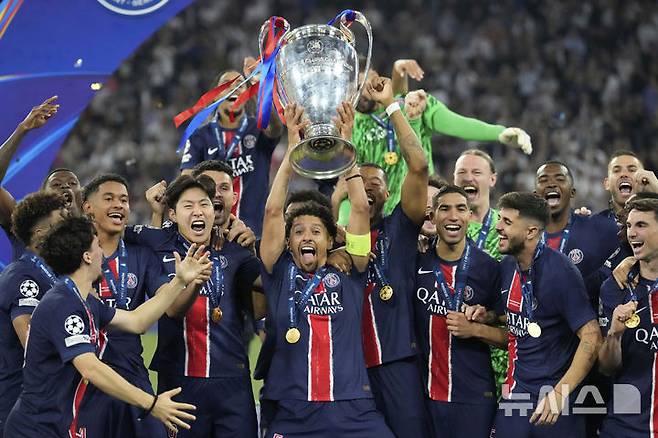 [뮌헨=AP/뉴시스]  = 31일(현지 시간) 독일 뮌헨 알리안츠 아레나에서 열린 유럽축구연맹(UEFA) 챔피언스리그(UCL) 결승전, 파리 생제르맹과 인터밀란의 경기에서 우승을 차지한 파리 생제르맹 선수들이 트로피를 들어올리고 있다. 2025.06.02. photo@newsis.com