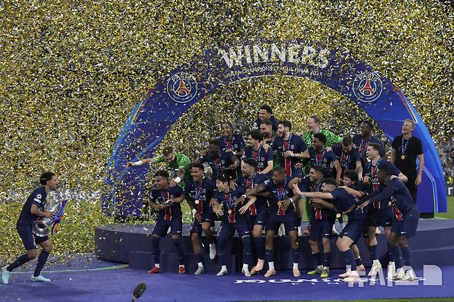 [뮌헨=AP/뉴시스]  = 31일(현지 시간) 독일 뮌헨 알리안츠 아레나에서 열린 유럽축구연맹(UEFA) 챔피언스리그(UCL) 결승전, 파리 생제르맹과 인터밀란의 경기에서 우승을 차지한 파리 생제르맹 선수들이 트로피를 들어올리고 있다. 2025.06.02. photo@newsis.com