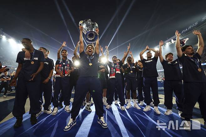 [파리=AP/뉴시스] = 1일(현지 시간) 유럽축구연맹(UEFA) 챔피언스리그(UCL) 결승전에서 우승을 차지한 파리 생제르맹 선수단이 프랑스 파리 파르크 데 프랭스 스타디움에서 열린 우승 기념 행사에서 기뻐하고 있다. 2025.06.02. photo@newsis.com