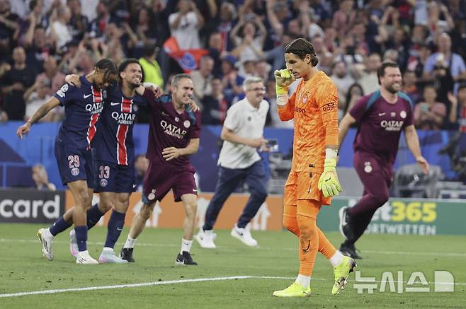 [뮌헨=AP/뉴시스]  = 31일(현지 시간) 독일 뮌헨 알리안츠 아레나에서 열린 유럽축구연맹(UEFA) 챔피언스리그(UCL) 결승전, 파리 생제르맹과 인터밀란의 경기, 다섯번째 골을 넣은 파리 생제르맹 선수들이 트로피를 들어올리고 있다. 2025.06.02. photo@newsis.com