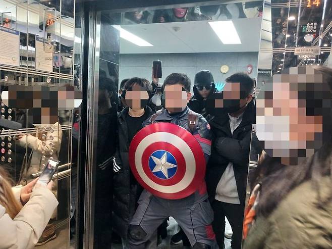 [서울=뉴시스] 우지은 기자 = 영화 캐릭터 '캡틴 아메리카' 복장을 하고 중국 대사관과 경찰서 난입을 시도했던 윤석열 전 대통령 지지자가 1심 형에 불복해 항소했다. 사진은 지난 2월 10일 A씨가 서울 중구 국가인권위원회 건물 14층 엘리베이터 앞을 막고 선 모습. 2025.02.10. now@newsis.com *재판매 및 DB 금지