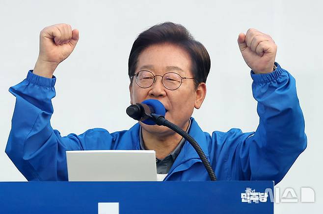 [부산=뉴시스] 조성우 기자 = 이재명 더불어민주당 대선후보가 1일 오후 부산 동구 부산역 광장에서 열린 유세에서 연설을 하고 있다. 2025.06.01. xconfind@newsis.com