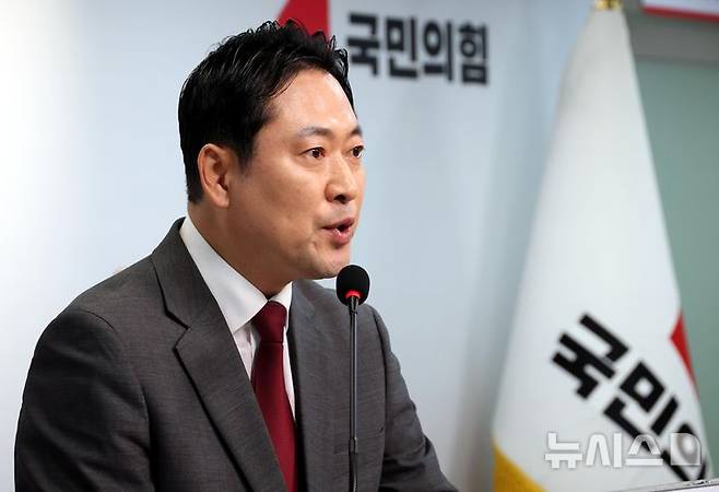 [서울=뉴시스] 조성봉 기자 = 장동혁 국민의힘 중앙선거대책위원회 종합상황실장이 2일 오전 서울 여의도 중앙당사에서 열린 긴급 현안 기자회견에서 '짐 로저스 이재명 후보 지지선언 진위 논란' 등에 대해 발언을 하고 있다. 2025.06.02.&nbsp;suncho21@newsis.com