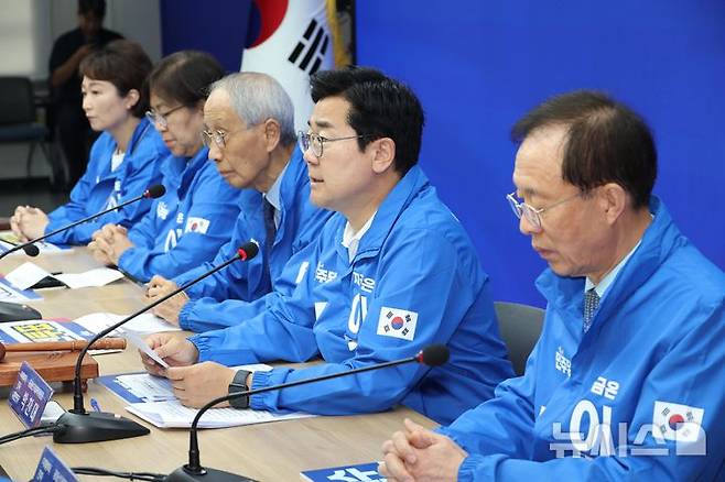 [서울=뉴시스] 조성봉 기자 = 박찬대 더불어민주당 상임총괄선거대책위원장이 30일 오전 서울 여의도 중앙당사에서 열린 중앙선거대책위원회의에서 발언을 하고 있다. 2025.05.30. @newsis.com