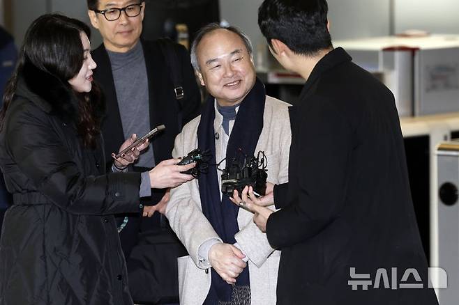 [서울=뉴시스] 최동준 기자 = 손정의 소프트뱅크 그룹 회장이 4일 오후 서울 서초구 삼성전자 서초사옥에서 이재용 삼성전자 회장, 샘 올트먼 오픈AI 최고경영자(CEO)와 회동을 마친 후 취재진 질문에 답변하고 있다. 2025.02.04. photocdj@newsis.com