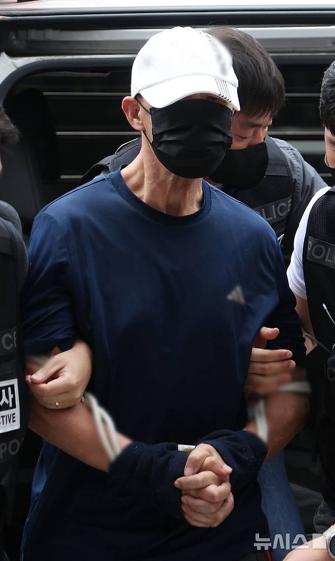 [서울=뉴시스] 김선웅 기자 = 서울 지하철 5호선 열차에 불을 지른 60대 남성 원 모씨가 2일 서울 양천구 서울남부지법에서 열린 현존전차방화치상 혐의 구속 전 피의자심문(영장실질심사)에 출석하고 있다.원 씨는 지난달 31일 여의나루역~마포역 터널 구간을 달리던 열차 안에서 휘발유를 뿌리고 옷가지에 불을 붙여 방화한 혐의를 받고 있다. 2025.06.02. mangusta@newsis.com