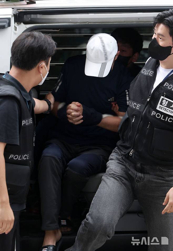 [서울=뉴시스] 김선웅 기자 = 서울 지하철 5호선 열차에 불을 지른 60대 남성 원 모씨가 2일 서울 양천구 서울남부지법에서 열린 현존전차방화치상 혐의 구속 전 피의자심문(영장실질심사)에 출석하고 있다.원 씨는 지난달 31일 여의나루역~마포역 터널 구간을 달리던 열차 안에서 휘발유를 뿌리고 옷가지에 불을 붙여 방화한 혐의를 받고 있다. 2025.06.02. mangusta@newsis.com