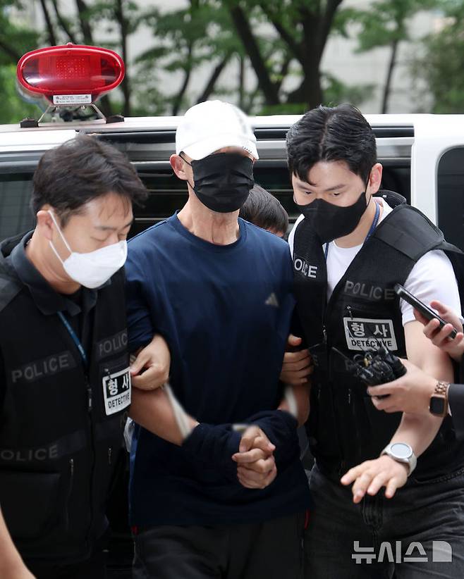 [서울=뉴시스] 김선웅 기자 = 서울 지하철 5호선 열차에 불을 지른 60대 남성 원 모씨가 2일 서울 양천구 서울남부지법에서 열린 현존전차방화치상 혐의 구속 전 피의자심문(영장실질심사)에 출석하고 있다.원 씨는 지난달 31일 여의나루역~마포역 터널 구간을 달리던 열차 안에서 휘발유를 뿌리고 옷가지에 불을 붙여 방화한 혐의를 받고 있다. 2025.06.02. mangusta@newsis.com