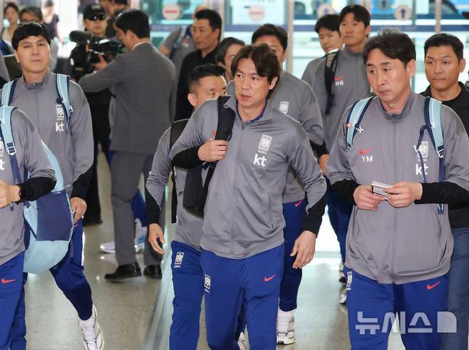 [인천공항=뉴시스] 김진아 기자 = 축구대표팀 홍명보 감독이 2일 2026 국제축구연맹(FIFA) 북중미 월드컵 아시아 3차 예선을 치르기 위해 인천국제공항에서 이라크로 출국하고 있다. 2025.06.02. bluesoda@newsis.com