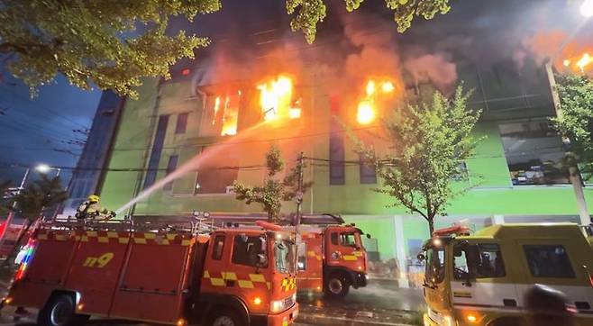 [인천=뉴시스] 2일 오전 인천 서구 가좌동의 금속제품 제조공장에서 원인이 밝혀지지 않은 불이 났다. (사진=인천소방본부 제공) 2025.06.02. photo@newsis.com *재판매 및 DB 금지