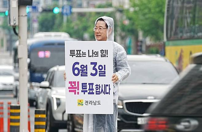 [여수=뉴시스] 송창헌 기자 = 김영록 전남지사가 2일 오전 여수 신동아아파트 앞 삼거리에서 출근길 도민과 차량들을 향해 제21대 대통령선거 투표 참여를 독려하는 1인 캠페인을 하고 있다. (사진=전남도 제공) 2025.06.02 photo@newsis.com *재판매 및 DB 금지