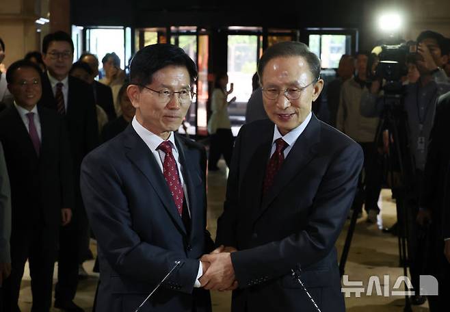 [서울=뉴시스] 고승민 기자 = 김문수 국민의힘 대선 후보와 이명박 전 대통령이 27일 서울 여의도 켄싱턴 호텔 로비에서 만나 오찬장으로 향하기 전 인사를 하고 있다. 2025.05.27. kkssmm99@newsis.com