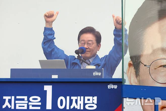 [서울=뉴시스] 고승민 기자 = 이재명 더불어민주당 대선 후보가 2일 서울 북서울꿈의숲 서문광장에서 유세를 마친 뒤 포즈를 취하고 있다. 2025.06.02. kkssmm99@newsis.com