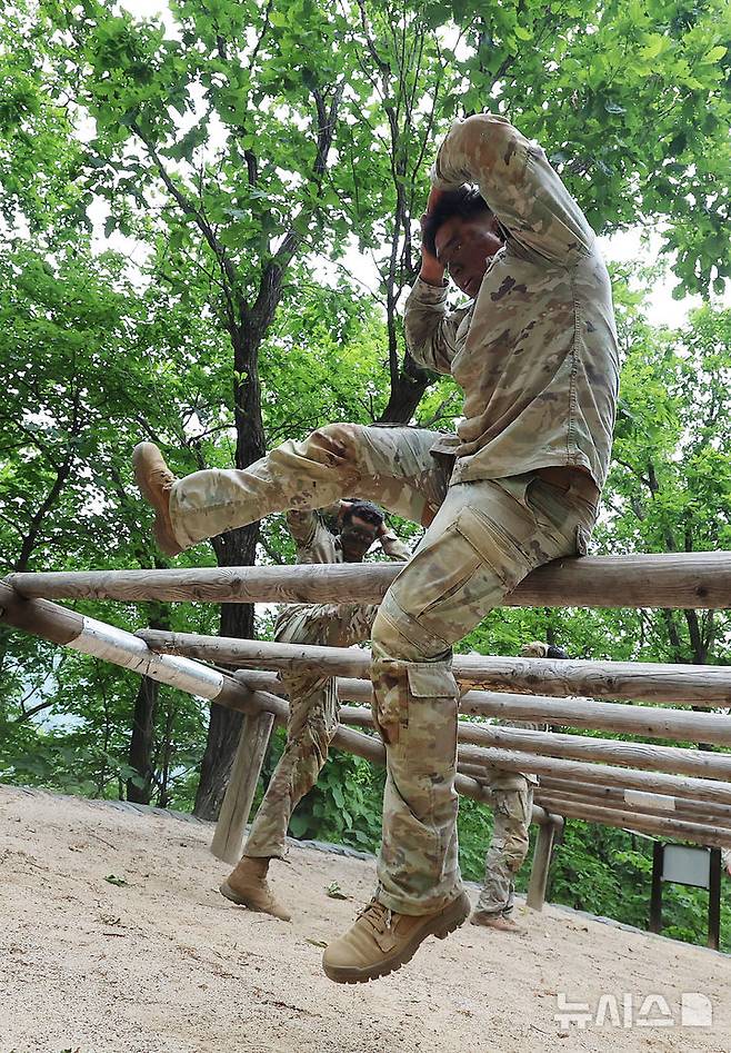 [동두천=뉴시스] 이영환 기자 = 2일 오전 경기도 동두천시 캠프 케이시에서 열린 미 8군 최고분대 선발대회에 참가한 장병들이 장애물을 통과하고 있다. 이번 경연을 통해 미 8군 최우수 분대가 선발되며 선발된 분대는 미 태평양 육군(USARPAC) 최우수 분대 경연대회에 미 8군 대표로 출전하게 된다. 2025.06.02. 20hwan@newsis.com