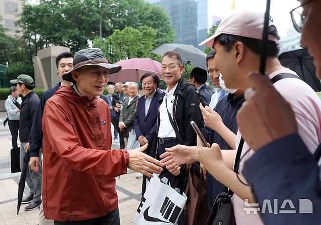 [서울=뉴시스] 홍효식 기자 = 이명박 전 대통령이 2일 서울 중구 청계광장에서 산책하기 앞서 지지자들과 인사하고 있다.이날 걷기 행사는 청계천 복원 20주년을 맞아 그 의미를 돌아보고, 시민과 함께하는 소통의 자리로 마련됐다고 이명박재단은 설명했다. 2025.06.02. yesphoto@newsis.com
