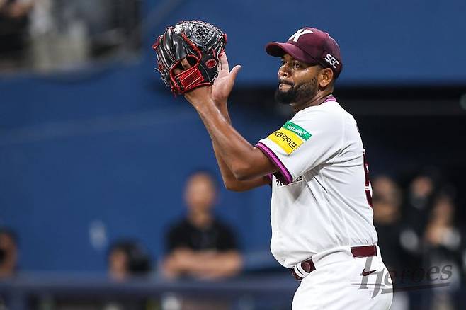 [서울=뉴시스] 프로야구 키움 히어로즈 알칸타라가 1일 서울 고척스카이돔에서 열린 2025 신한 쏠뱅크 KBO리그 두산 베어스전에 선발 등판해 호수비를 펼친 동료에게 박수를 보내고 있다. (사진=키움 히어로즈 제공) 2025.06.01. *재판매 및 DB 금지