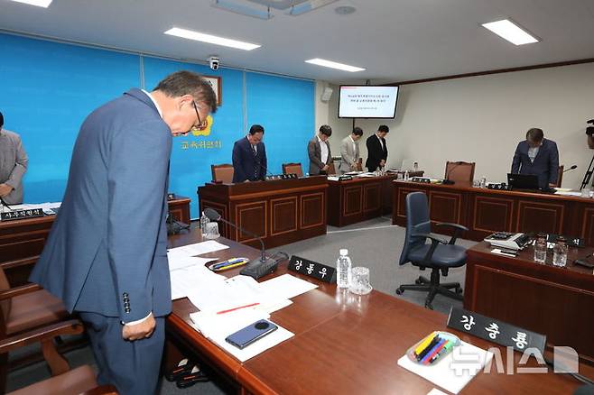 [제주=뉴시스] 제주도의회 교육위원회가 2일 오전 제438회 1차 회의를 열고 제주도교육청 교사 사망 사고 관련 긴급 현안보고를 진행하고 있다. (사진=제주도의회 제공) 2025.06.02. photo@newsis.com