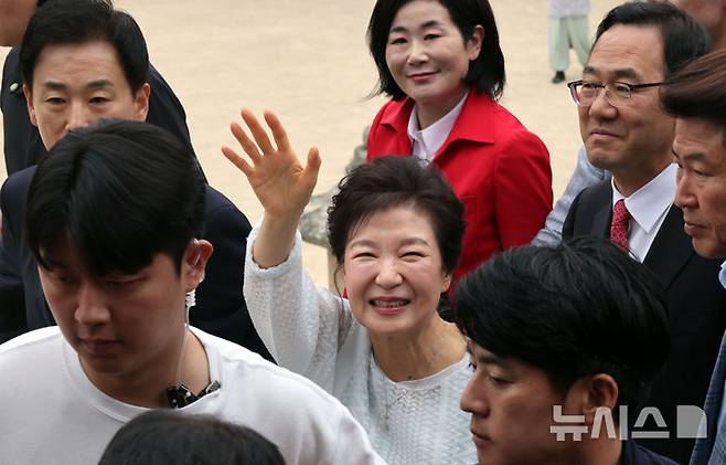[부산=뉴시스] 하경민 기자 = 김문수 국민의힘 대선 후보의 지원에 나선 박근혜 전 대통령이 2일 부산 금정구 범어사를 방문, 불자들과 인사하고 있다. 2025.06.02. yulnetphoto@newsis.com