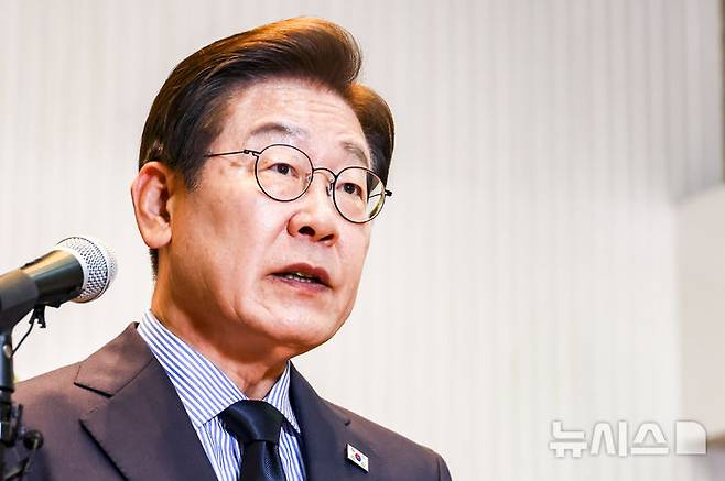 [성남=뉴시스] 고승민 기자 = 이재명 더불어민주당 대선 후보가 2일 경기 성남주민교회에서 기자회견을 하고 있다. 2025.06.02. kkssmm99@newsis.com