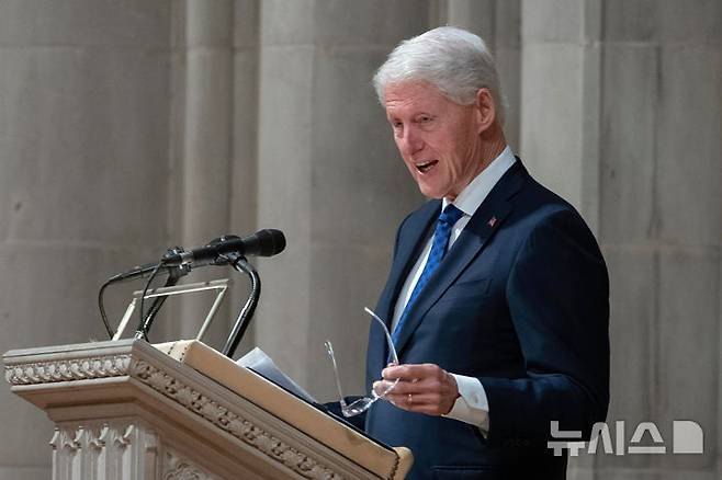 [워싱턴=AP/뉴시스] 빌 클린턴 전 미국 대통령이 지난달 14일(현지 시간) 워싱턴 국립 대성당에서 열린 알렉시스 허만 전 노동장관 장례식에서 추도사를 전하고 있다. 클린턴 전 대통령은 1일 도널드 트럼프 대통령이 법치주의 공격에 대한 대가를 치르고 있다며 전격 비판했다. 2025.06.02.