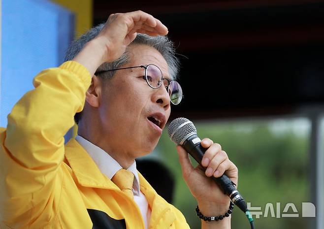 [서울=뉴시스] 고범준 기자 = 권영국 민주노동당 대선 후보가 2일 서울 종로구 광화문 해태상 인근에서 21대 대통령선거 하루를 앞두고 지지를 호소하고 있다. 2025.06.02. bjko@newsis.com