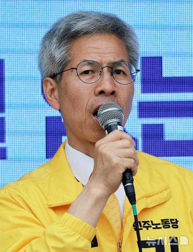 [서울=뉴시스] 고범준 기자 = 권영국 민주노동당 대선 후보가 2일 서울 종로구 광화문 해태상 인근에서 21대 대통령선거 하루를 앞두고 지지를 호소하고 있다. 2025.06.02. bjko@newsis.com