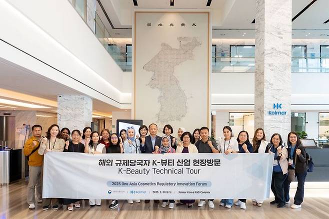 [서울=뉴시스]한국콜마는 아시아 지역 화장품 규제 당국자들이 한국콜마 종합기술원을 방문했다고 2일 밝혔다.(사진=한국콜마 제공) *재판매 및 DB 금지