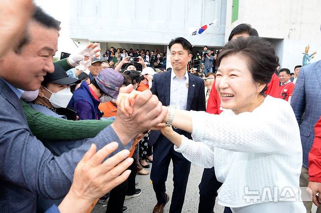 [울산=뉴시스] 배병수 기자 = 김문수 국민의힘 대선후보의 지원에 나선 박근혜 전 대통령 울산 남구 장생포 문화창고 앞에서 지지자들과 인사를 나누고 있다. 2025.06.02.bbs@newsis.com.