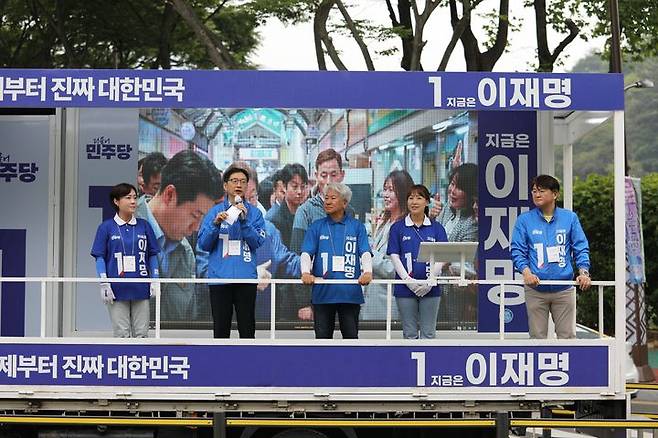 [창원=뉴시스]2일 김경수 더불어민주당 중앙선대위 총괄선대위원장이 경남 창원대학교 앞에서 열린 이재명 후보 선거 유세에서 지지를 호소하고 있다.(사진=민주당 경남도당 제공) 2025.06.02.photo@newsis.com  *재판매 및 DB 금지