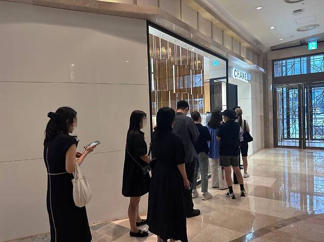 [서울=뉴시스] 전병훈 수습 = 고객들이 2일 서울 중구 롯데 백화점 본점샤넬 매장에 입장하기 위해 줄을 서고 있다. *재판매 및 DB 금지