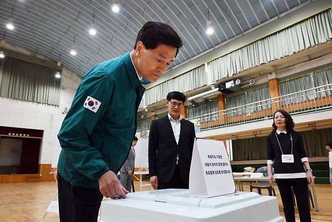 [밀양=뉴시스] 안병구 경남 밀양시장이 2일 제21대 대통령 선거 본 투표소가 설치된 삼문동 제1투표소인 밀양초등학교 대강당을 방문해 투표소 준비 상황을 점검하고 있다. (사진=밀양시 제공) 2025.06.02. photo@newsis.com *재판매 및 DB 금지