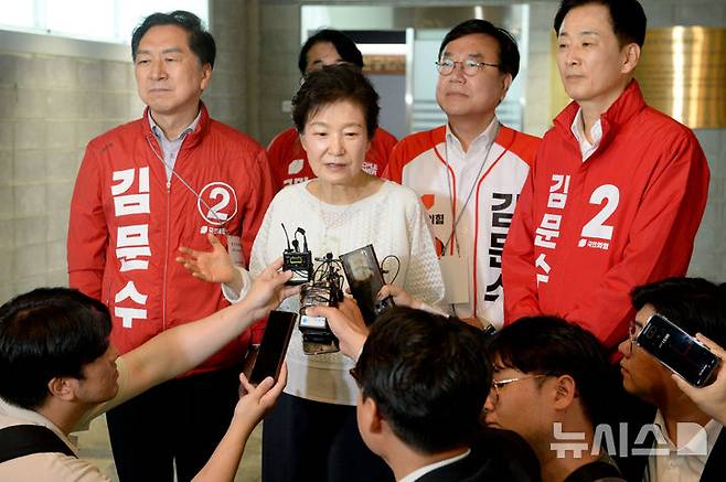 [울산=뉴시스] 배병수 기자 = 김문수 국민의힘 대선후보의 지원에 나선 박근혜 전 대통령이 울산 남구 장생포 문화창고 2층 울산공업센터 전시관에서 기자들의 질문에 답하고 있다. 2025.06.02.bbs@newsis.com.