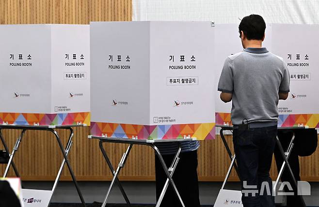 [수원=뉴시스] 김종택 기자 = 제21대 대통령선거 사전투표 둘째날인 30일 경기 수원시청 별관에 마련된 사전투표소에서 유권자가 투표를 하고 있다. 2025.05.30. jtk@newsis.com