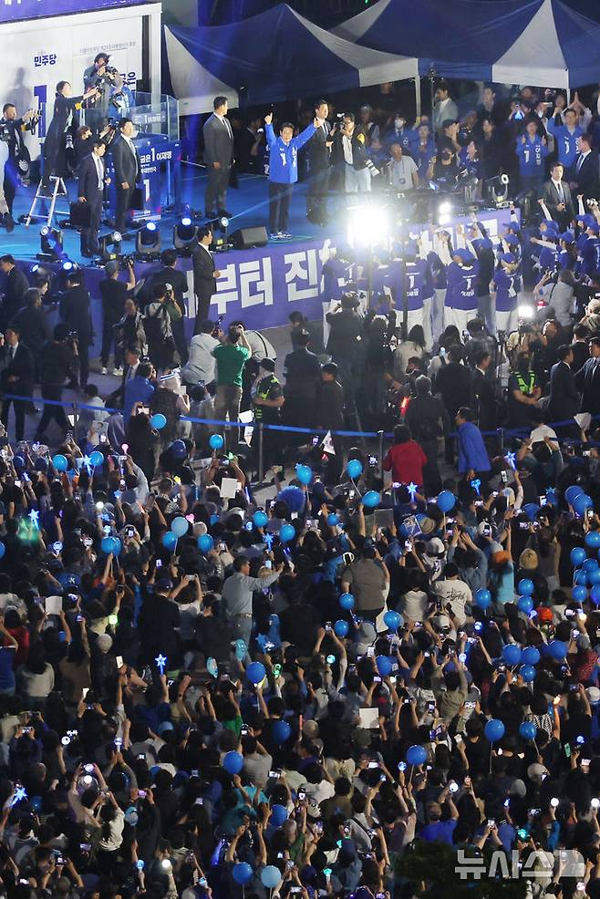 [서울=뉴시스] 조성우 기자 = 2일 오후 서울 영등포구 여의도공원 문화의마당에서 열린 이재명 더불어민주당 대선후보 집중유세에 이 후보 지지자 등 인파가 몰려 있다.(공동취재) 2025.06.02. xconfind@newsis.com