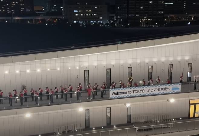 크루즈 입항을 환영하는 도쿄 직원들 [사진 출처 = 유튜브 채널 'Emma cruises']