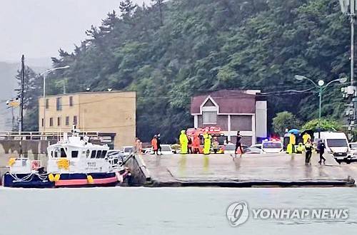 진도 앞바다 수색하는 목포해경 2일 오후 전남 진도군 진도항 인근 해역에서 목포해양경찰서 직원들이 수색 작업을 하고 있다.  [목포해양경찰서 제공. 재판매 및 DB 금지]