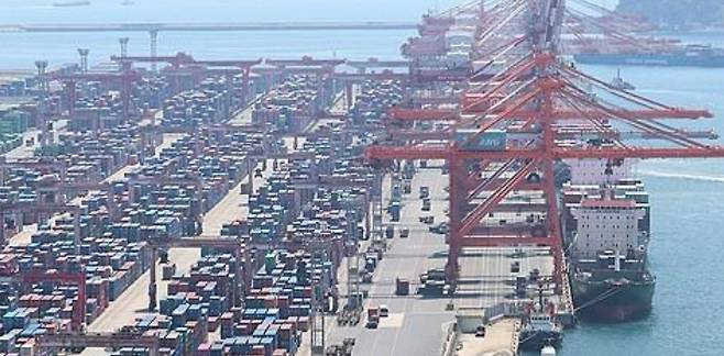 수출입 화물이 쌓여 있는 신선대부두. 연합뉴스