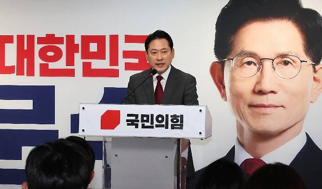 국민의힘 장동혁 선대위 상황실장이 2일 서울 여의도 중앙당사에서 긴급 현안 기자회견을 열고 "세계 3대 투자자로 꼽히는 짐 로저스 로저스홀딩스 회장이 더불어민주당 이재명 대선 후보에 대한 지지 선언을 한 적이 없다"는 보도와 관련해 "대국민 사기극"이라며 비판하고 있다. 연합뉴스